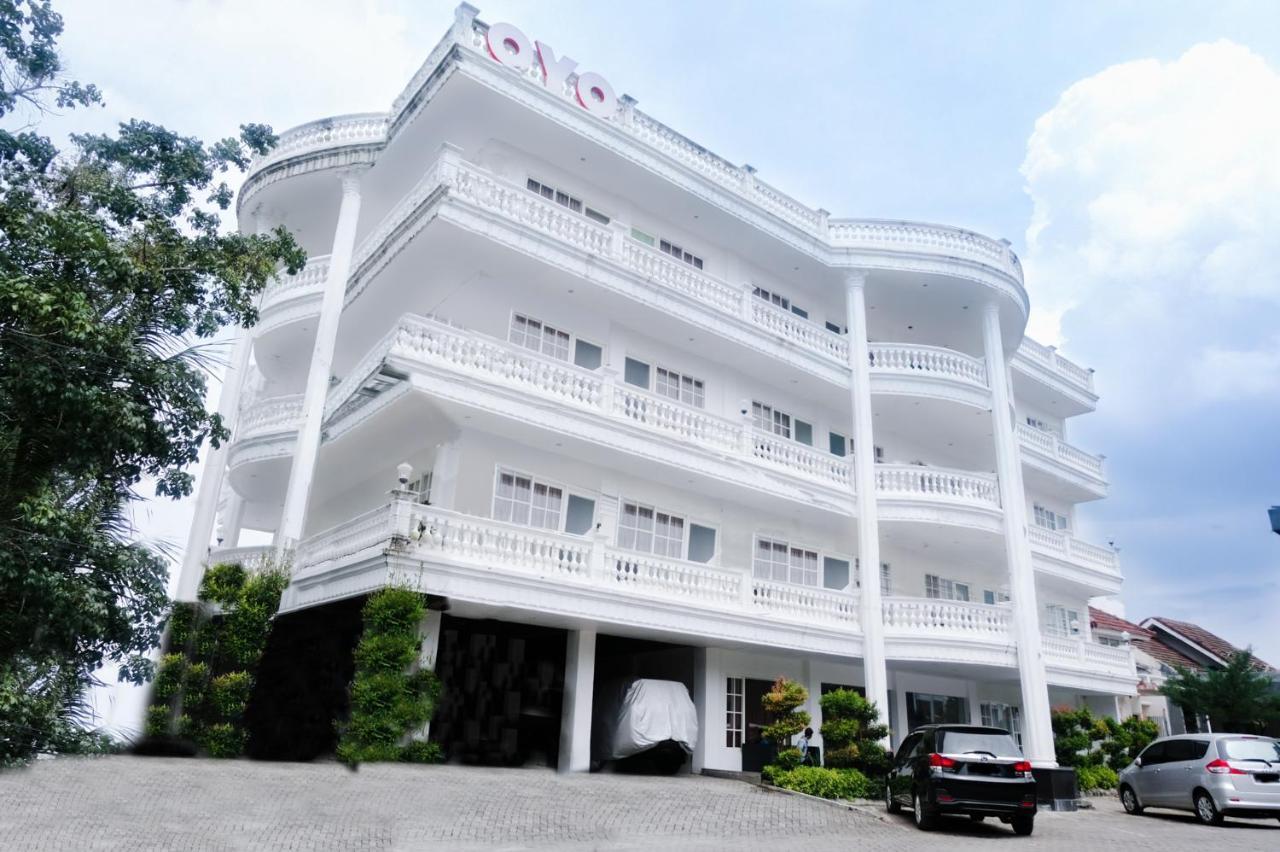 מאלאנג Oyo 696 Hasanah Guest House Syariah De Saphire מראה חיצוני תמונה