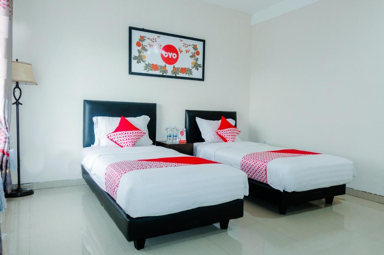 מאלאנג Oyo 696 Hasanah Guest House Syariah De Saphire מראה חיצוני תמונה