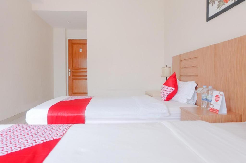 מאלאנג Oyo 696 Hasanah Guest House Syariah De Saphire מראה חיצוני תמונה