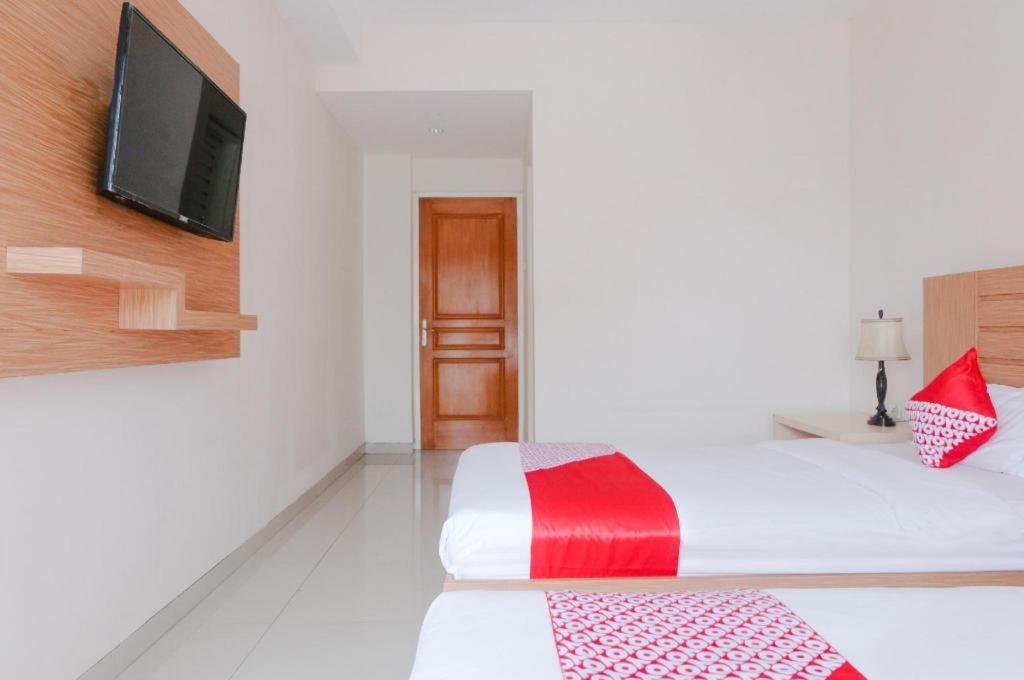 מאלאנג Oyo 696 Hasanah Guest House Syariah De Saphire מראה חיצוני תמונה